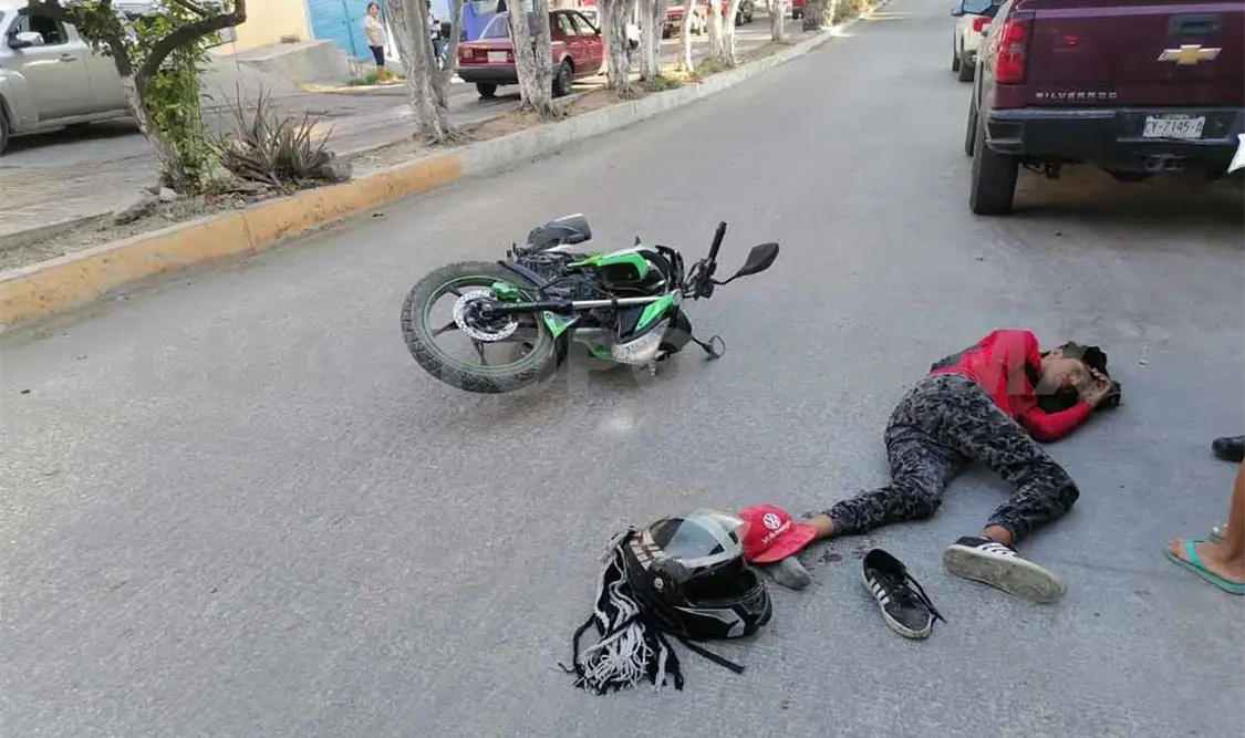 Es impactado por sedán y resulta con una fractura