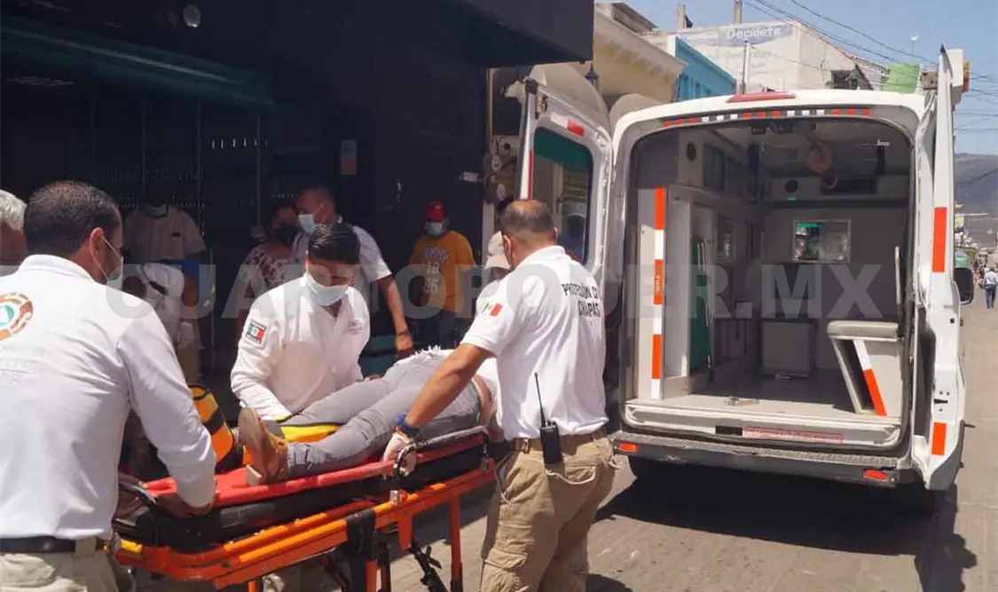 Mujer embestida por un veloz motociclista