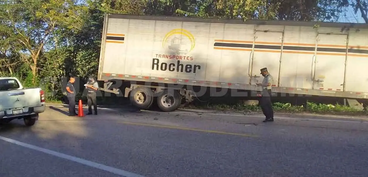 Tráiler se estampa contra árboles en salida de camino
