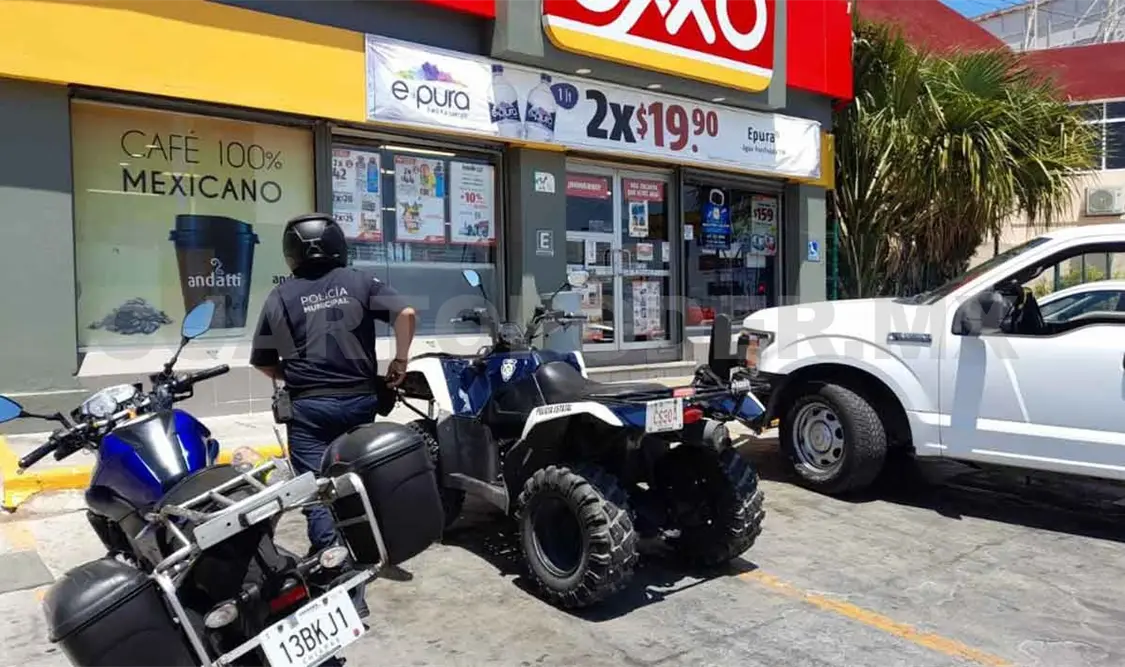 Sujetos armados asaltan tienda OXXO y logran huir