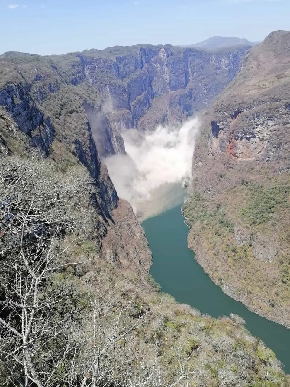 Cierran navegación en el Cañón del Sumidero por desprendimiento de una pared, no se reportan daños