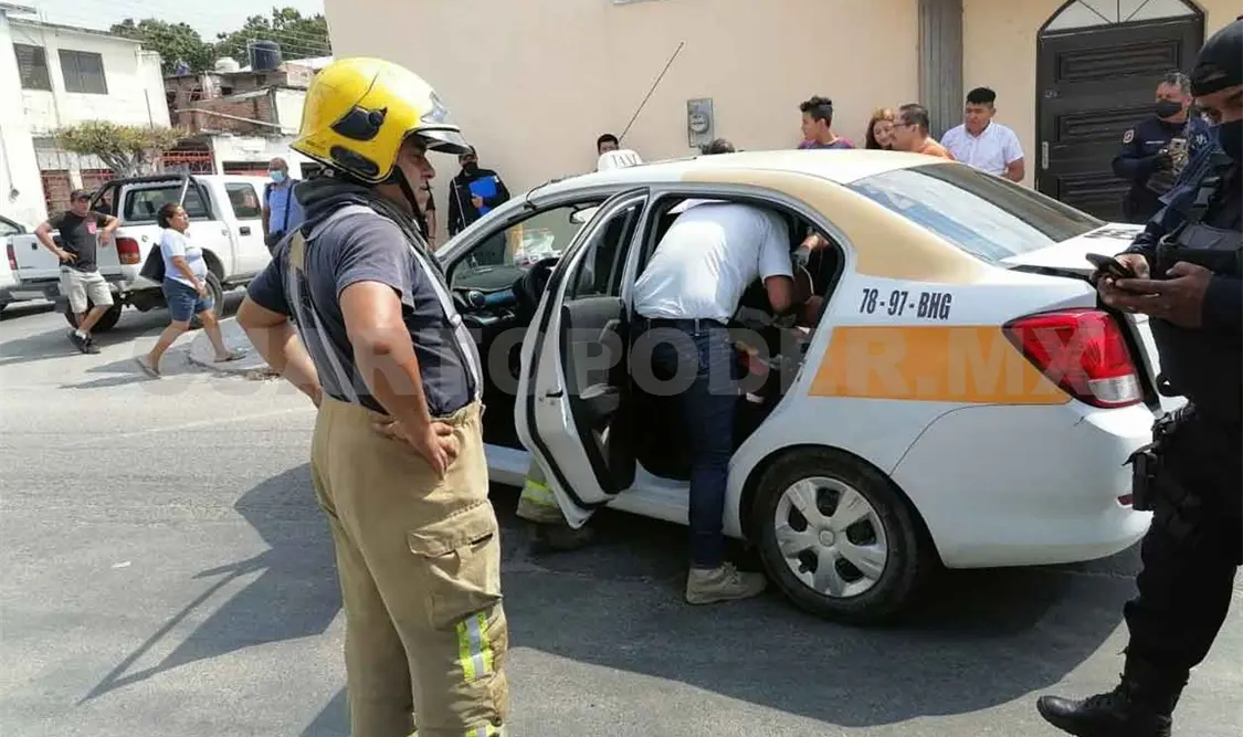 Embarazada atrapada en taxi durante percance vial