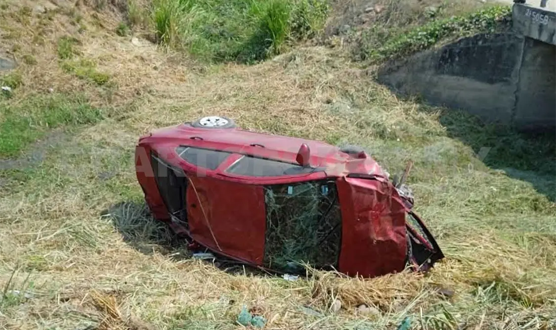 Quedan heridas al sufrir una volcadura