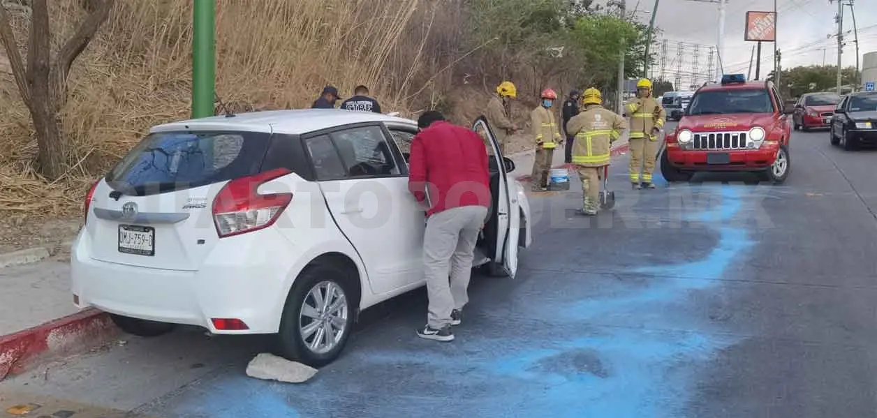 Se estampa en poste al evitar arrollar a motociclista