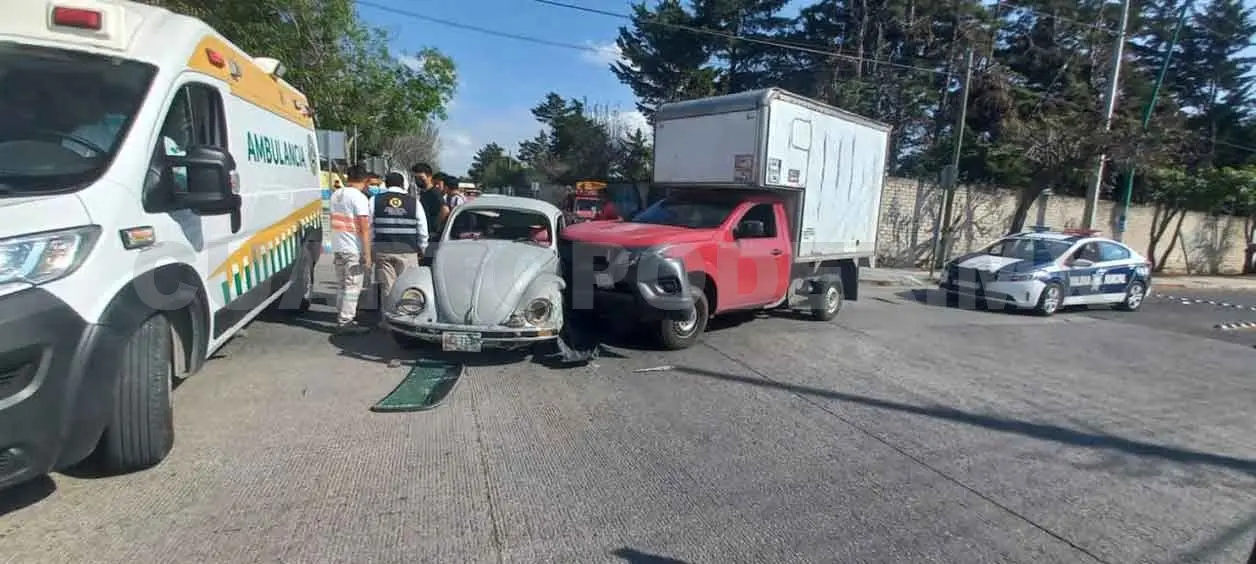 Chofer de vocho resulta lesionado en accidente