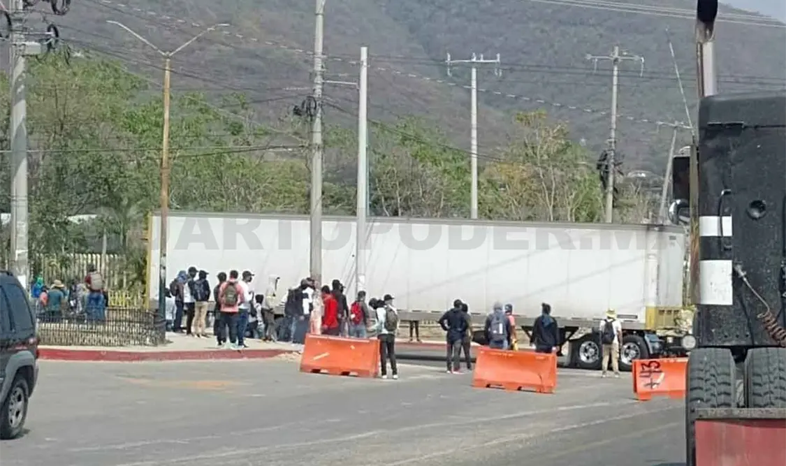 Normalistas paran obra del Paso a Desnivel