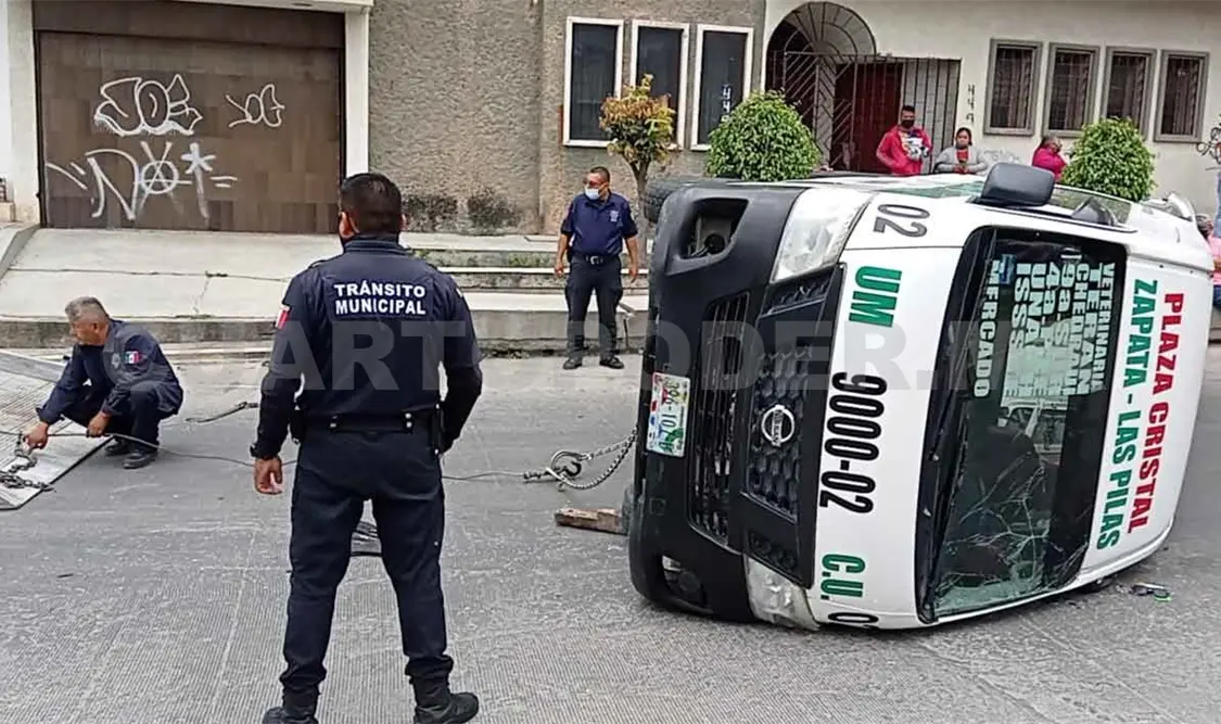 Colectivo queda volcado al pasarse la preferencia