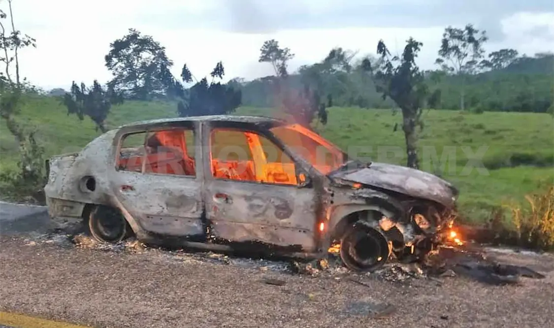 Hallan Tiida en llamas y abandonado en carretera
