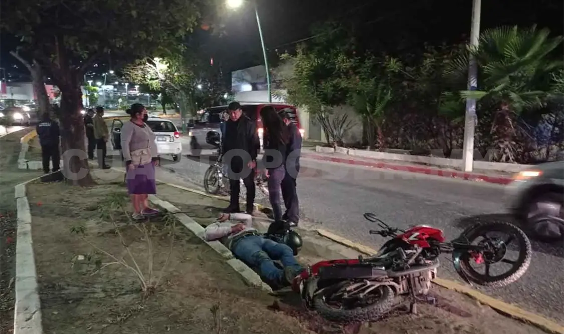 Se estrella contra moto y joven queda lesionado