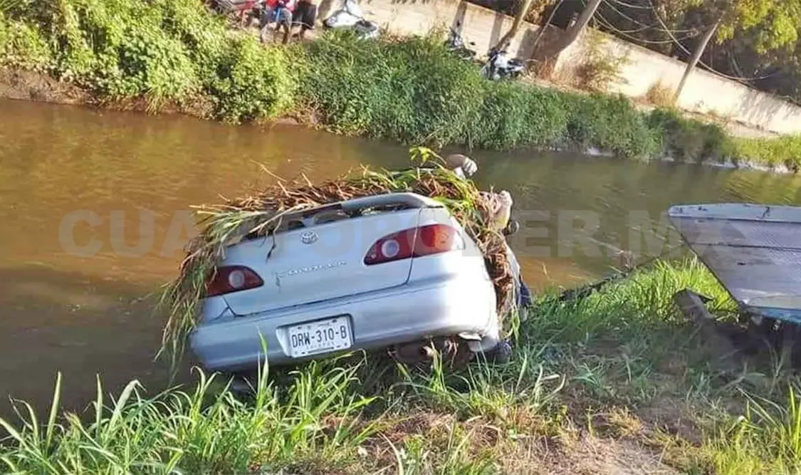 Vehículo cae en toma de riego; fallece conductor