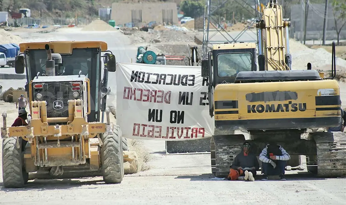 Los normalistas paralizaron las obras del doble paso a desnivel. Daniel Díaz / CP