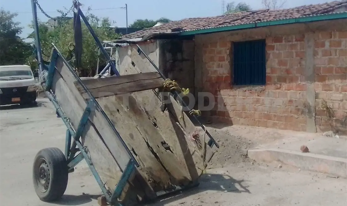 Campesinos han provocado la inconformidad de habitantes y transportistas, porque dejan sus carretones a media calle. Noel Vazquez / CP