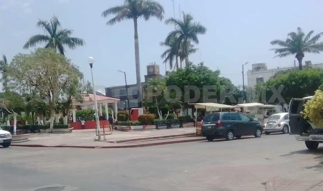 Algunas viviendas de Tonalá resultaron afectadas por los fuertes vientos que desprendieron los techos de lámina y tejas. Noel Vázquez / CP