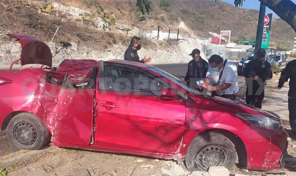 Cuando elementos policiacos llegaron al lugar del accidente se percataron que la unidad había sido abandonada. Ulises López / CP