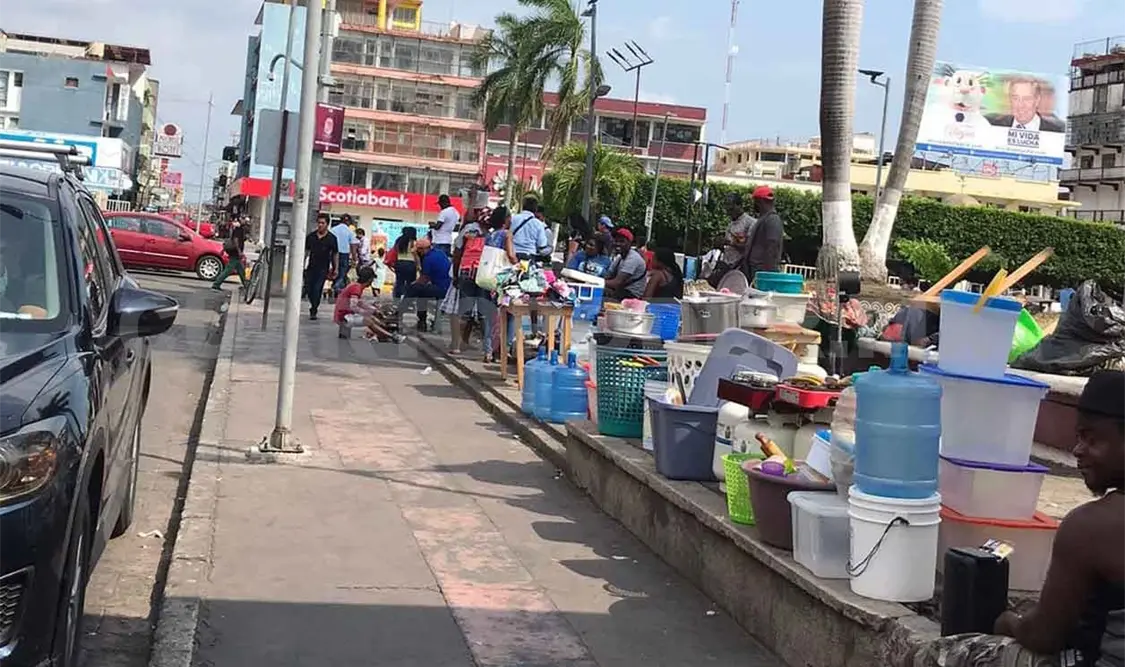Migrantes convierten Parque de las Etnias en tianguis