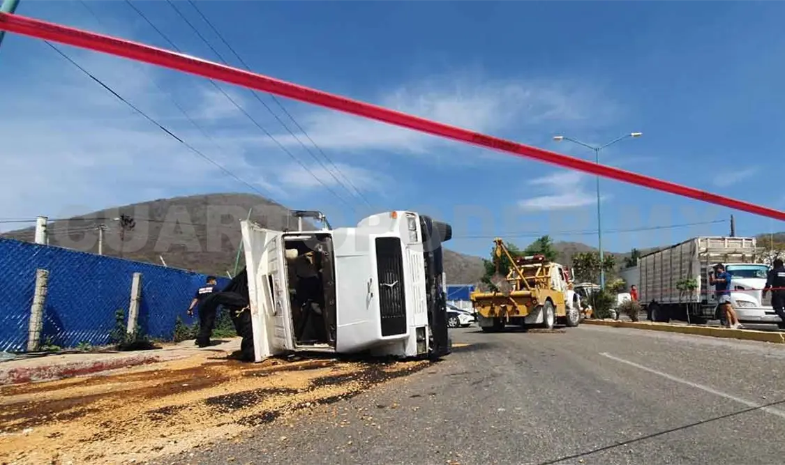 Volteo se queda sin frenos y termina volcado