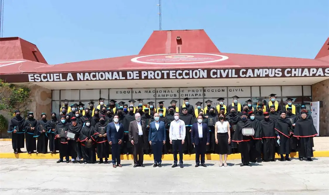 Asiste Ejecutivo a graduación de escuela de PC