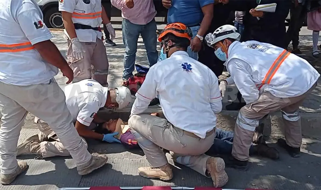 Menor es atropellado por un auto compacto