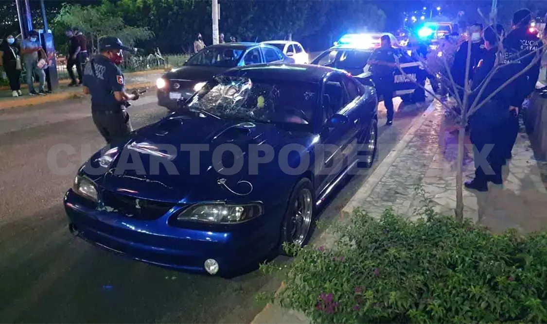 Pareja de peatones fueron arrollados por un Mustang