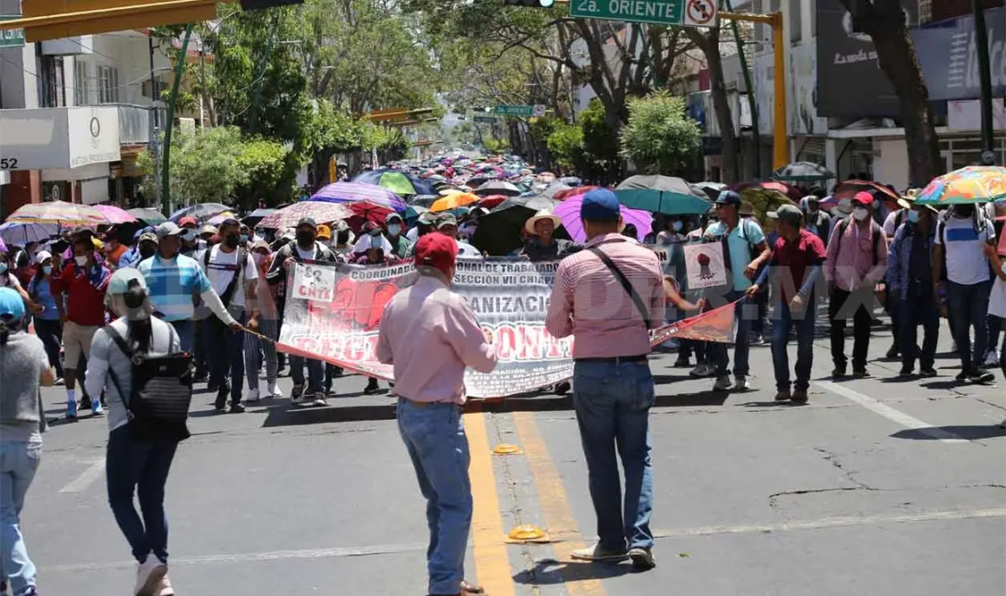 Maestros marchan obligados por dirigencia sindical