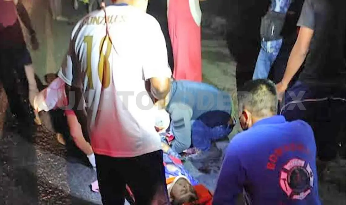 Motociclista se estrella en Gol; dos lesionados