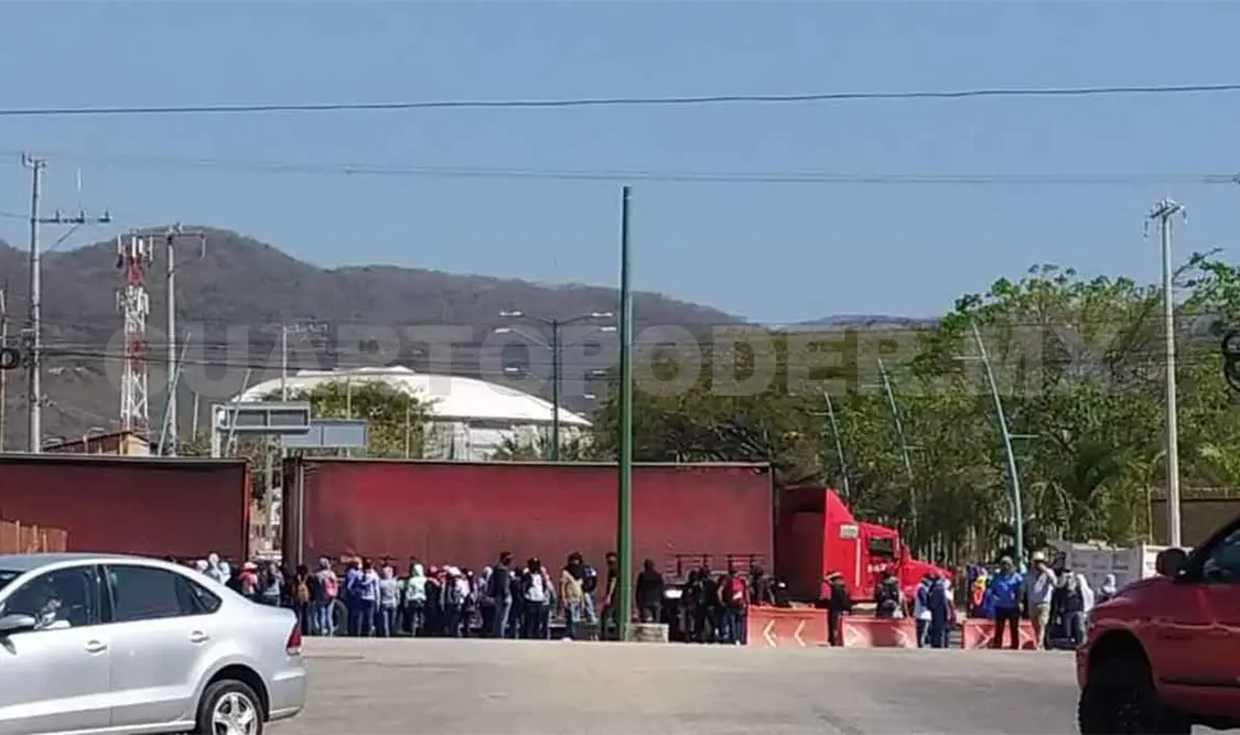 Pérdida millonaria en bloqueo al paso a desnivel