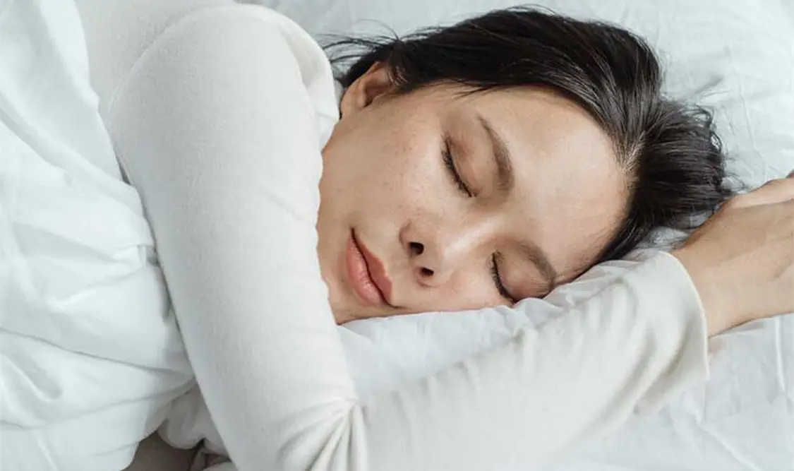 Especialistas recomiendan que para sobrevivir al cambio es recomendable mantener la hora de ir a dormir. Cortesía