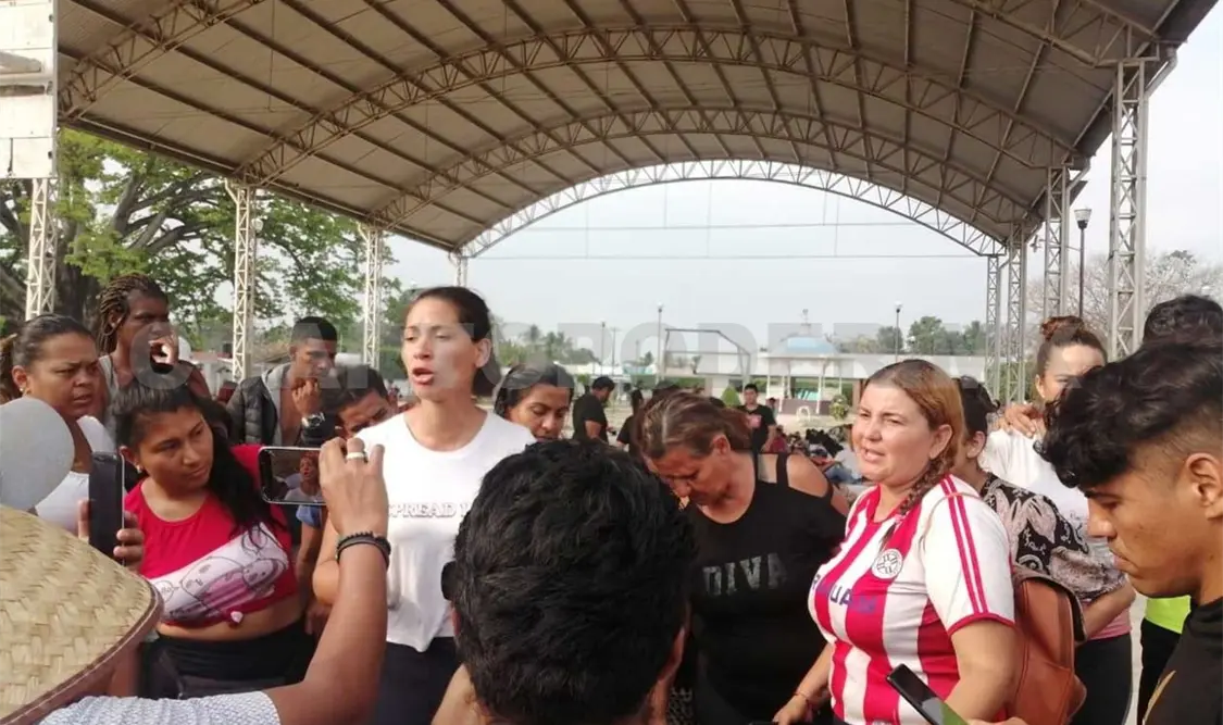 Las mujeres se sumaron a las acciones radicales por iniciativa propia y se suturaron los labios en espera de una resolución. Ramón García / CP
