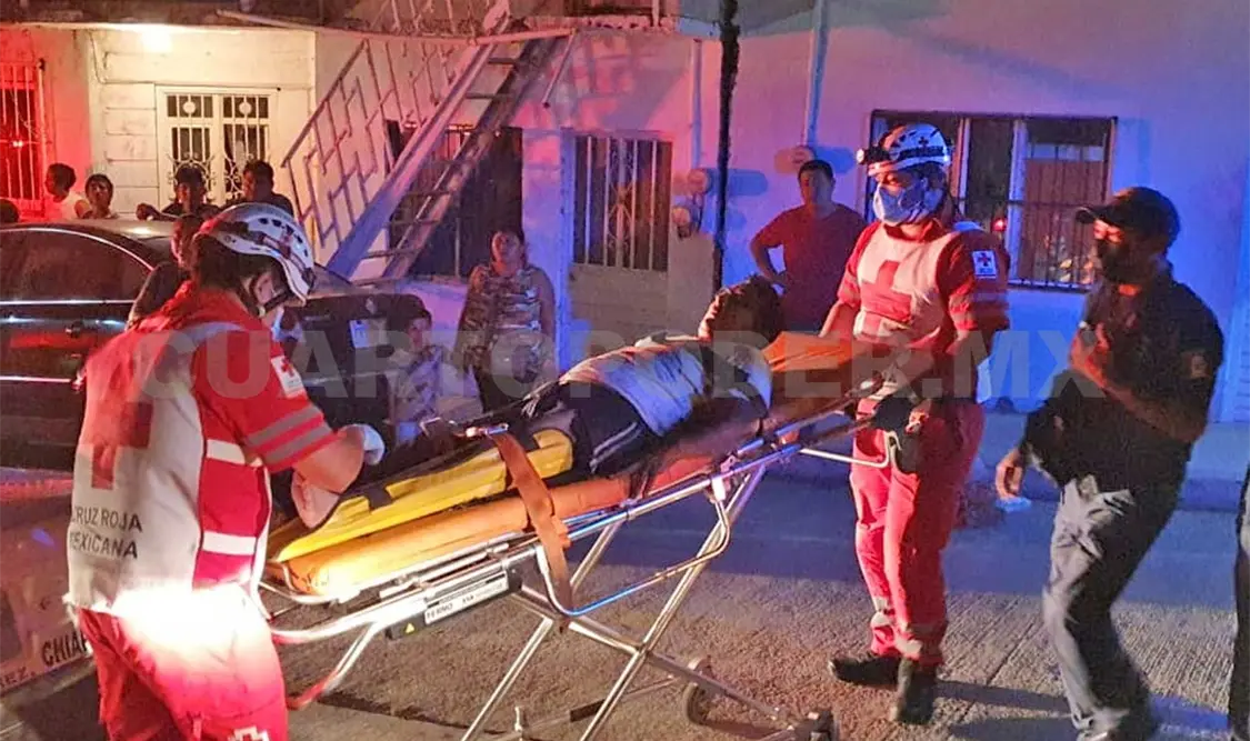 El lesionado fue auxiliado por paramédicos de la Cruz Roja Mexicana pero debido a las lesiones fue llevado a un hospital. Ulises López / CP