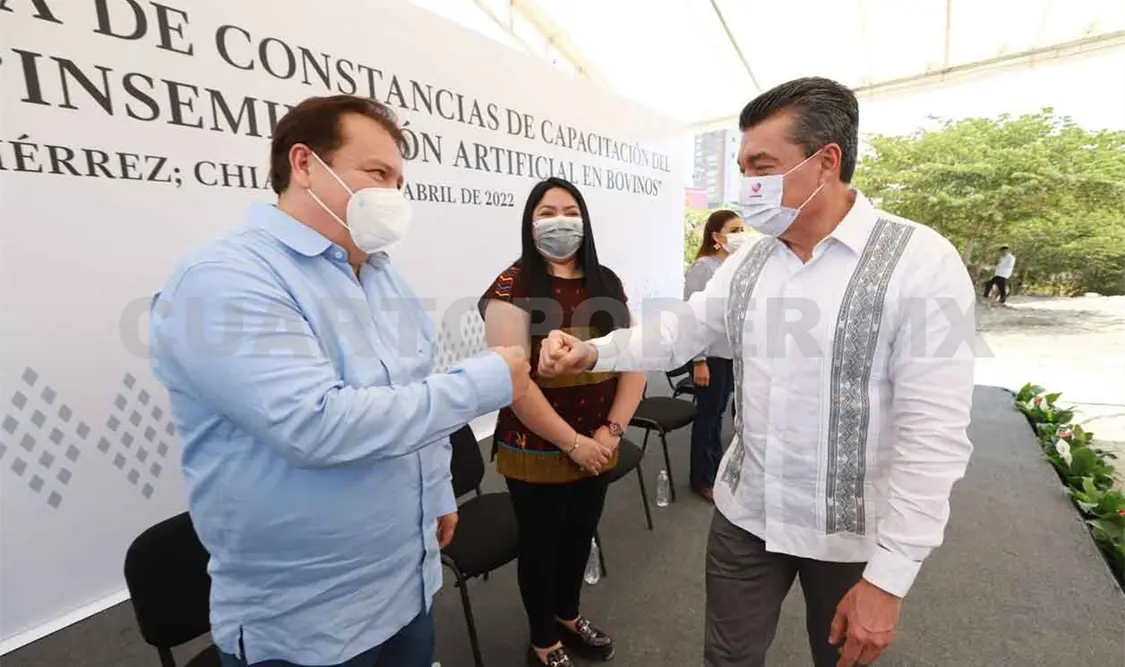 Asiste alcalde a entrega de constancias a productores