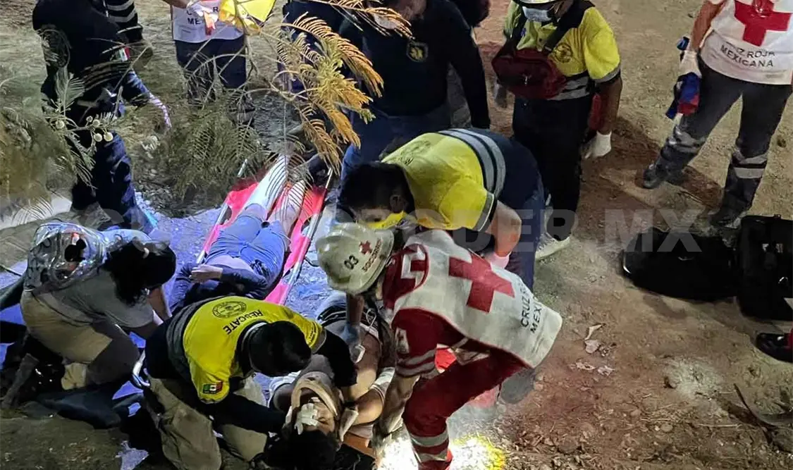Pareja derrapa y cae en barranco