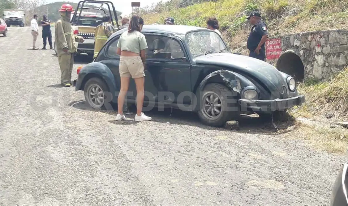Dos lesionadas en accidente carretero