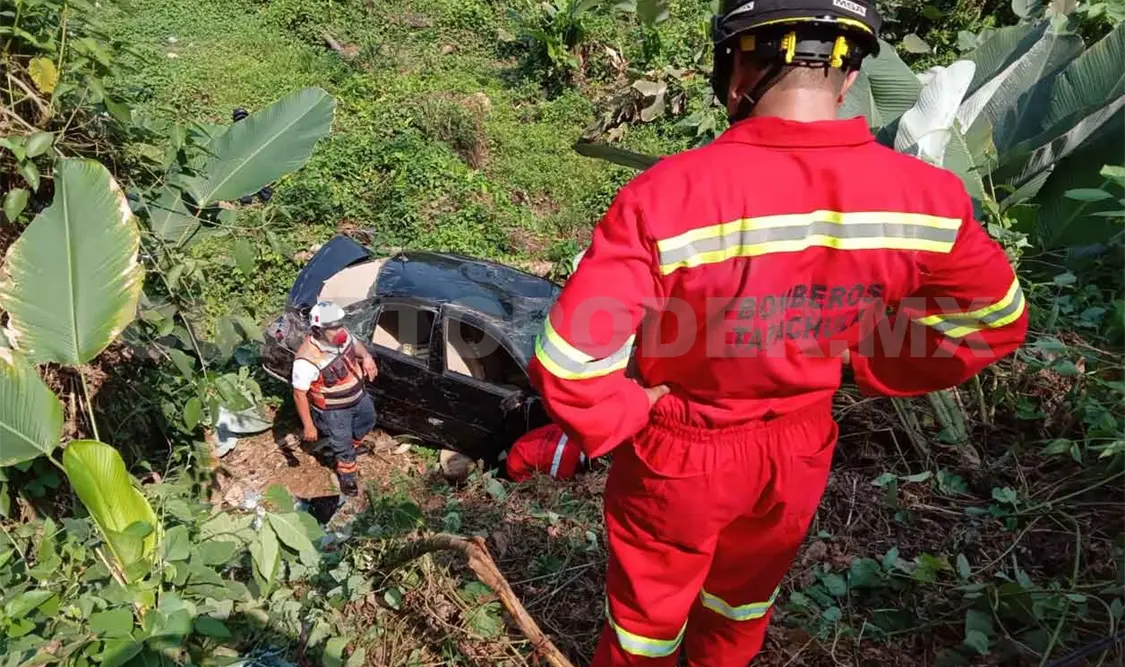 Por exceso de velocidad se desbarranca vehículo