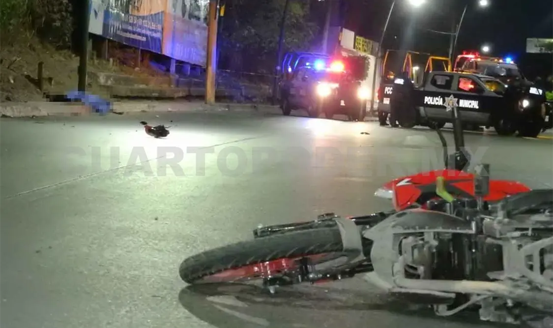 Motociclista muere al impactar en luminaria