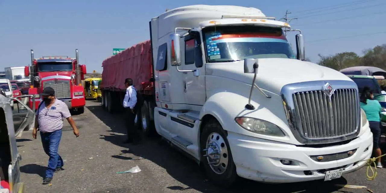Alrededor de 100 comuneros zoques de San Antonio bloquearon la carretera Panamericana de manera indefinida. Cortesía