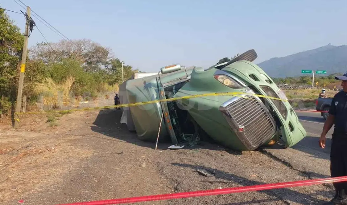 Tráiler cargado con harina volcó en la Curva del Diablo
