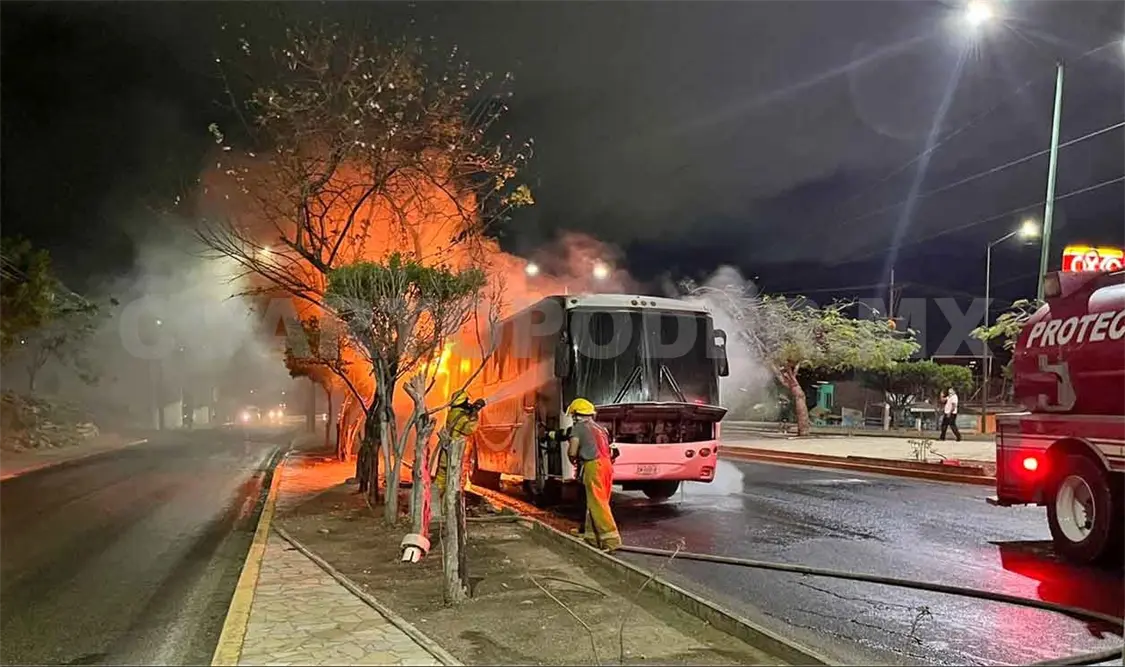 Autobús abrasado por voraz incendio en libramiento Norte