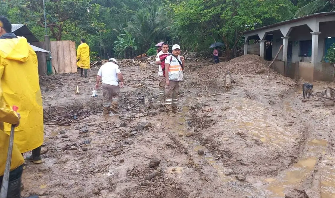 Unidades de PC se dieron a la tarea evaluar los daños y trabajar en la apertura de las vías de comunicación bloqueadas. Ramiro López / CP