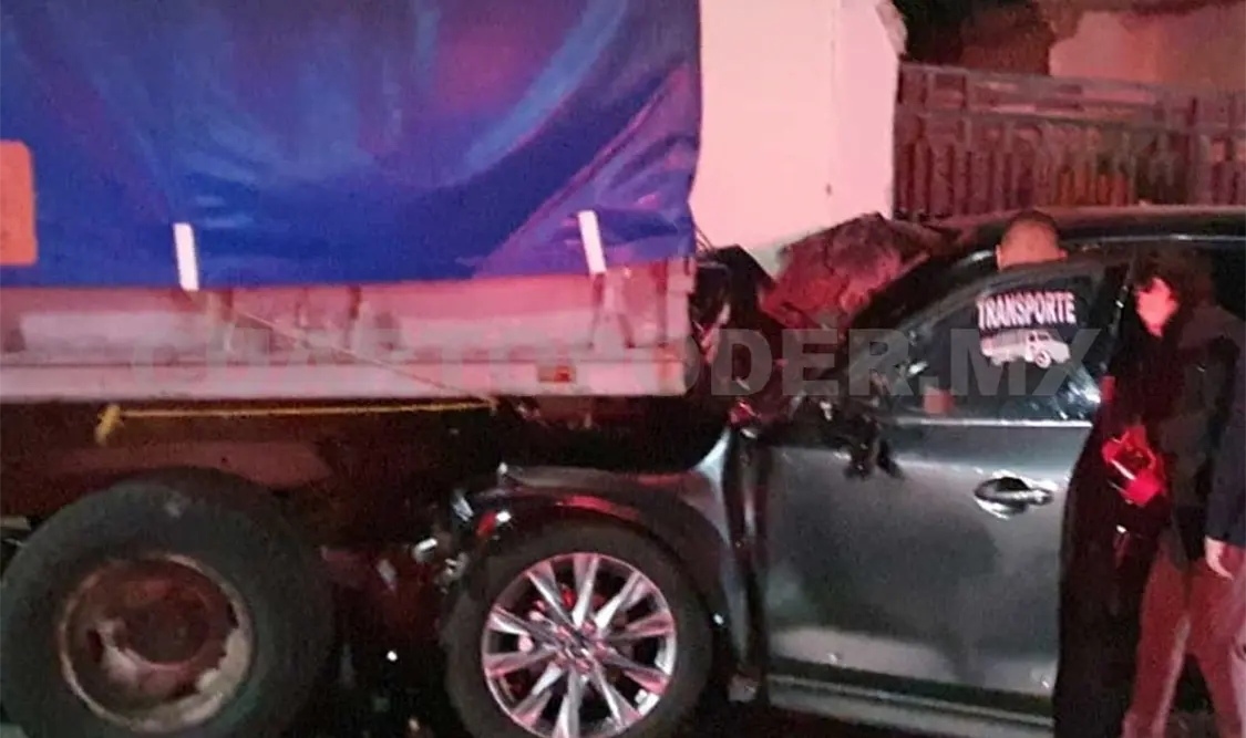 El percance ocurrió en la madrugada del sábado; la conductora fue rescatada y trasladada de urgencia a un hospital. Ulises López / CP