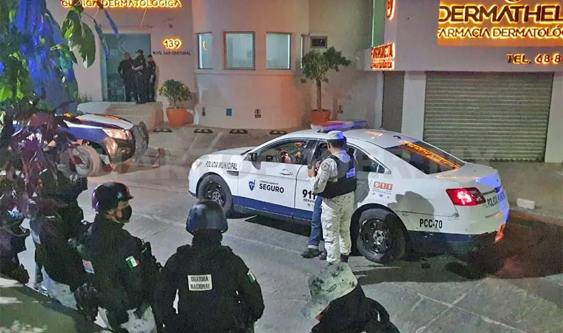 Tras una persecución, los agentes lograron asegurar al hombre con una computadora portátil que había logrado sustraer y un machete en mano. Ulises López / CP