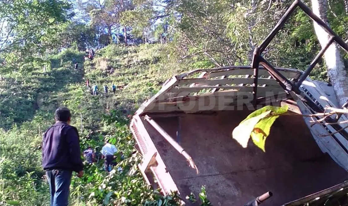 Camión cae a barranco y mueren dos pasajeros