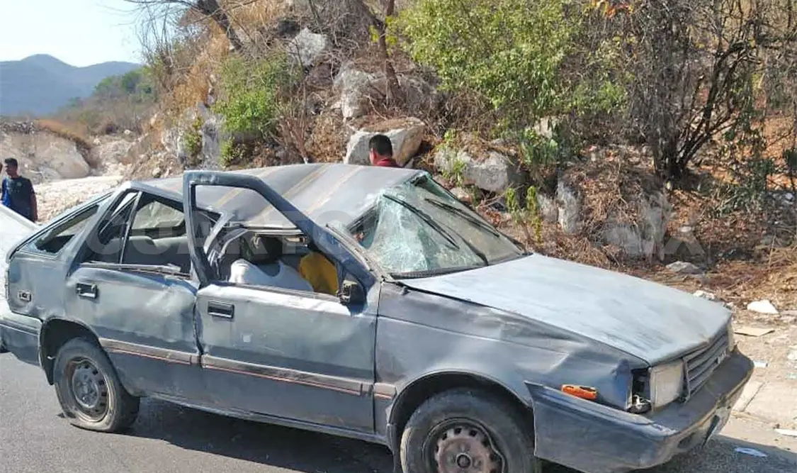Vuelca auto en el libramiento Norte