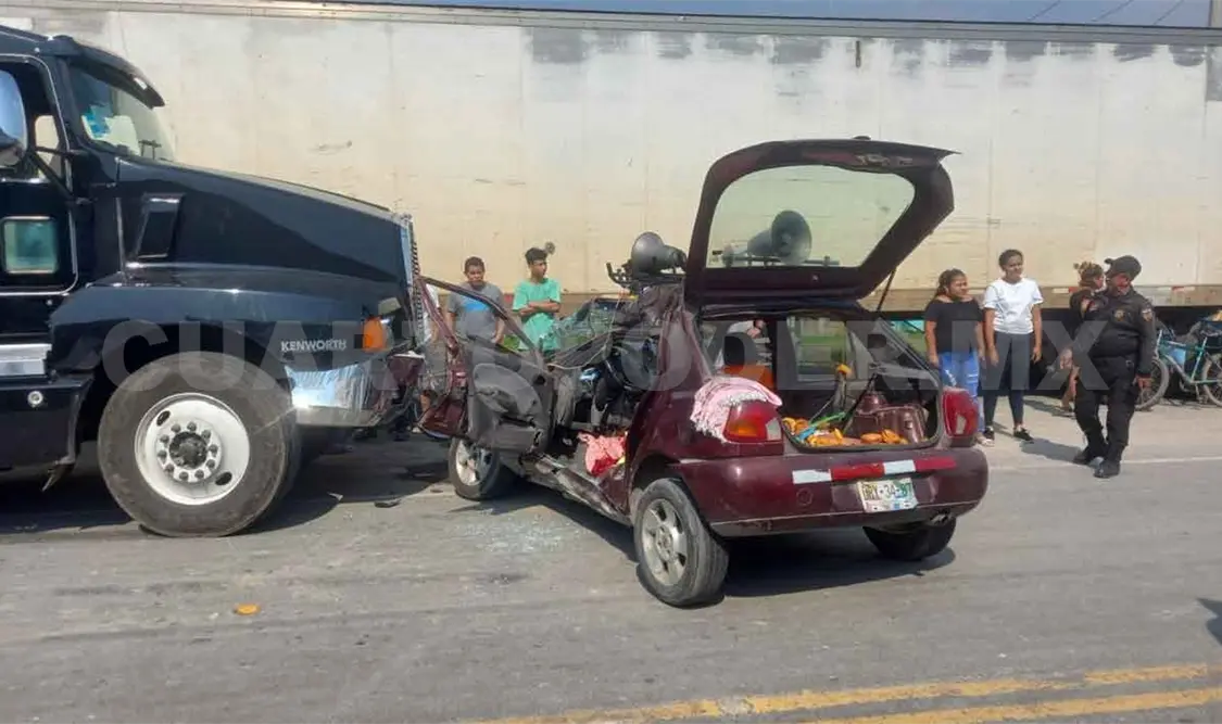 Torton impacta auto; hay un muerto y dos heridos