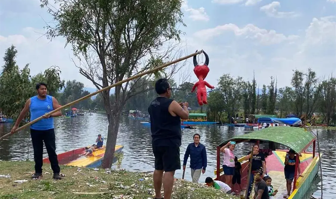 Queman Judas en canales de Xochimilco