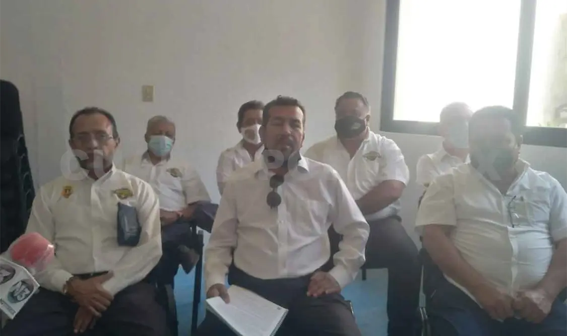 Taxistas con permiso piden no dejar entrar a Uber