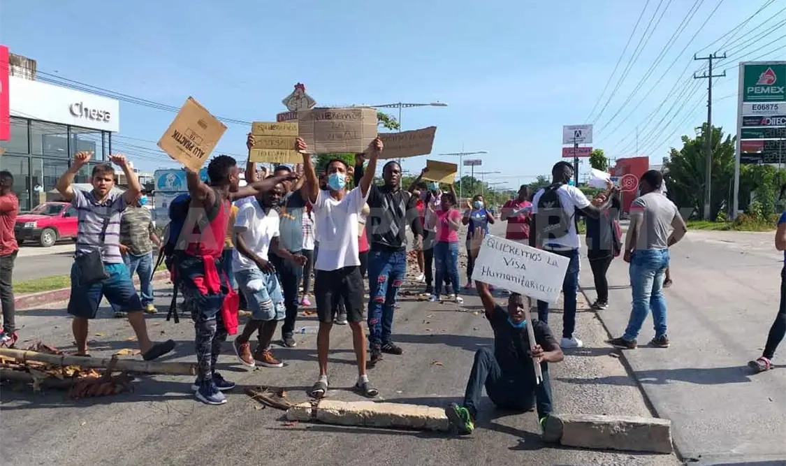Desalojan a migrantes que realizaban bloqueo