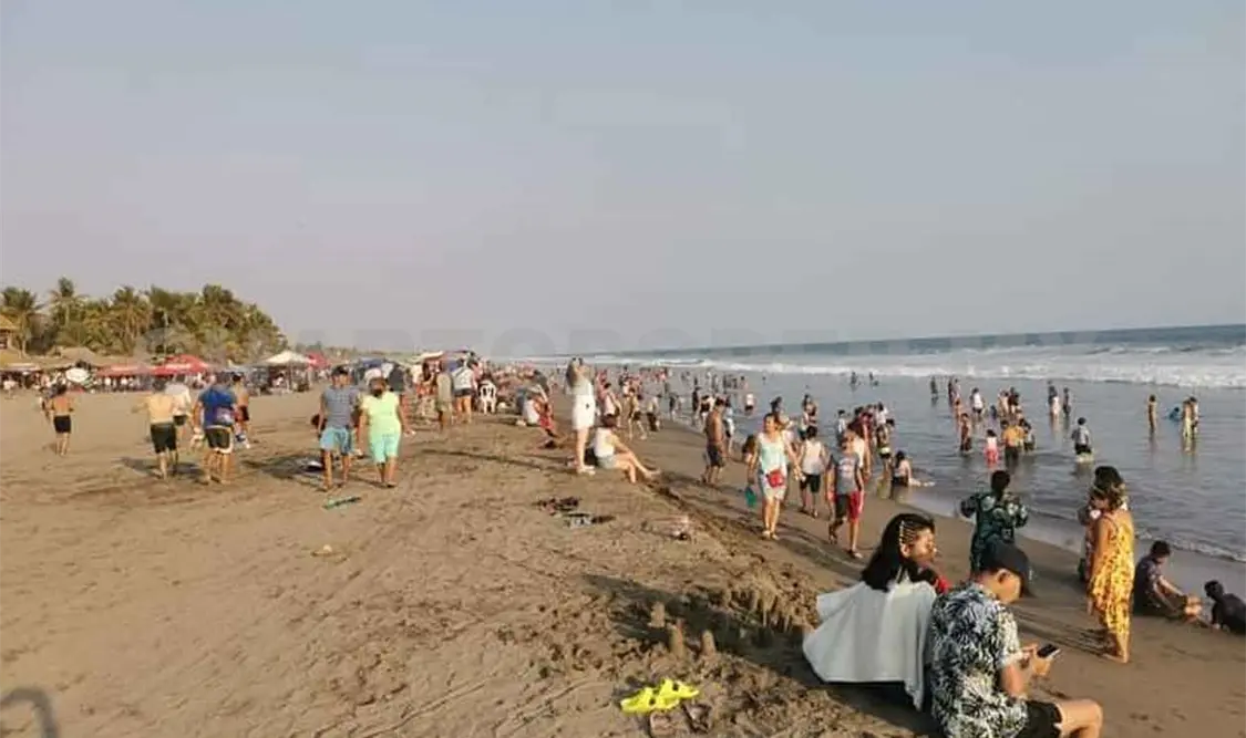 Dura tarea limpiar playas de Tonalá