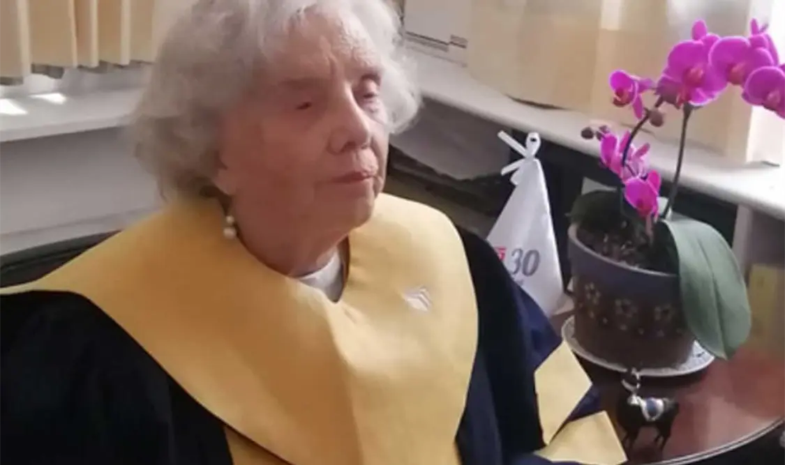 La escritora Elena Poniatowska recibiendo el reconocimiento. Cortesía