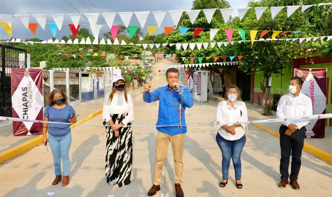 El gobernador inauguró la construcción del camino Tres Picos-Estación Mojarras, mismo que favorecerá a seis comunidades de Tonalá. CP