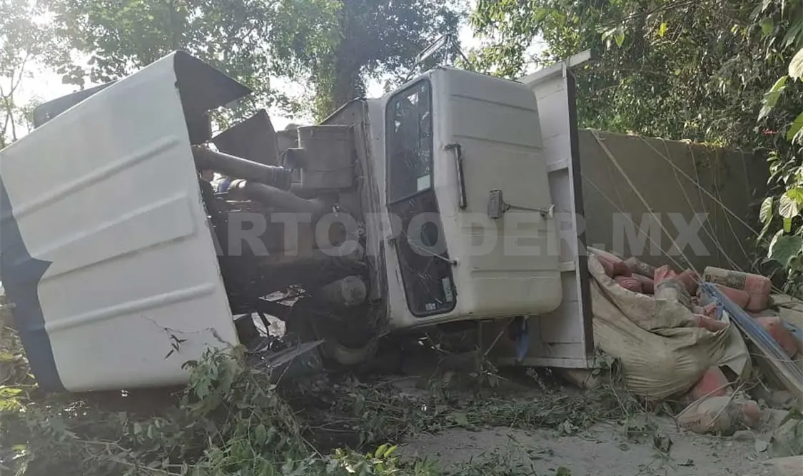 Al parecer el chofer perdió el control en una curva y volcó. Genaro Sánchez / CP